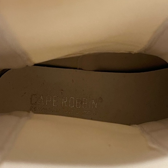 white and tan color by CAPE ROBBIN
square round toe
snow booties
platform
lug - Picture 12 of 14